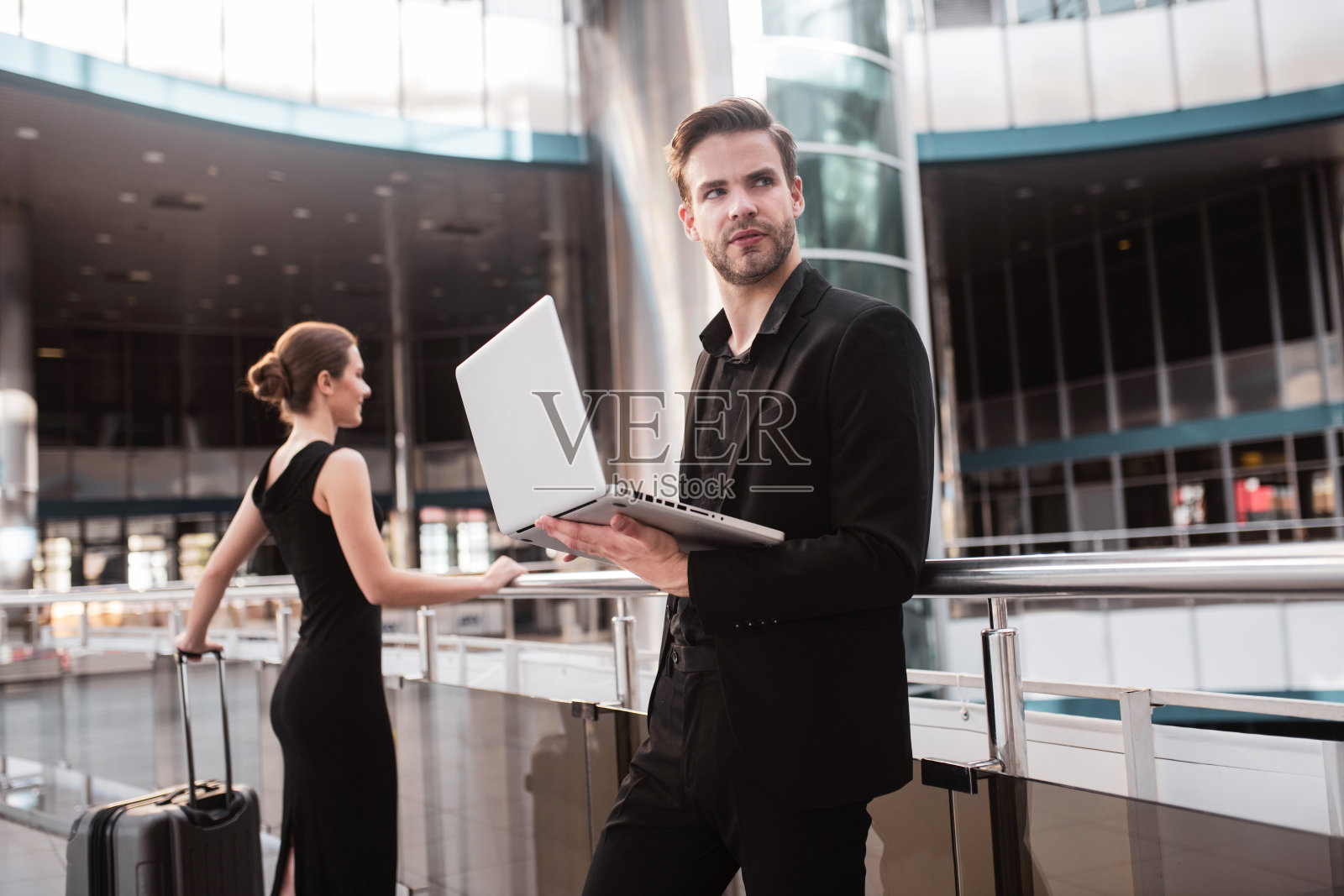 一个在机场用笔记本电脑工作的人照片摄影图片