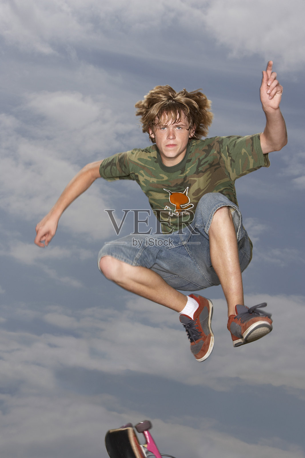 年轻人在半空中跳跃照片摄影图片