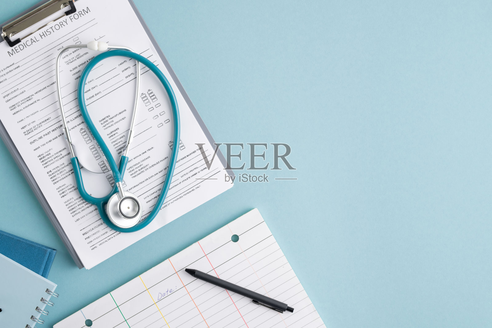 俯视图病历表在剪贴板，听诊器和其他东西照片摄影图片