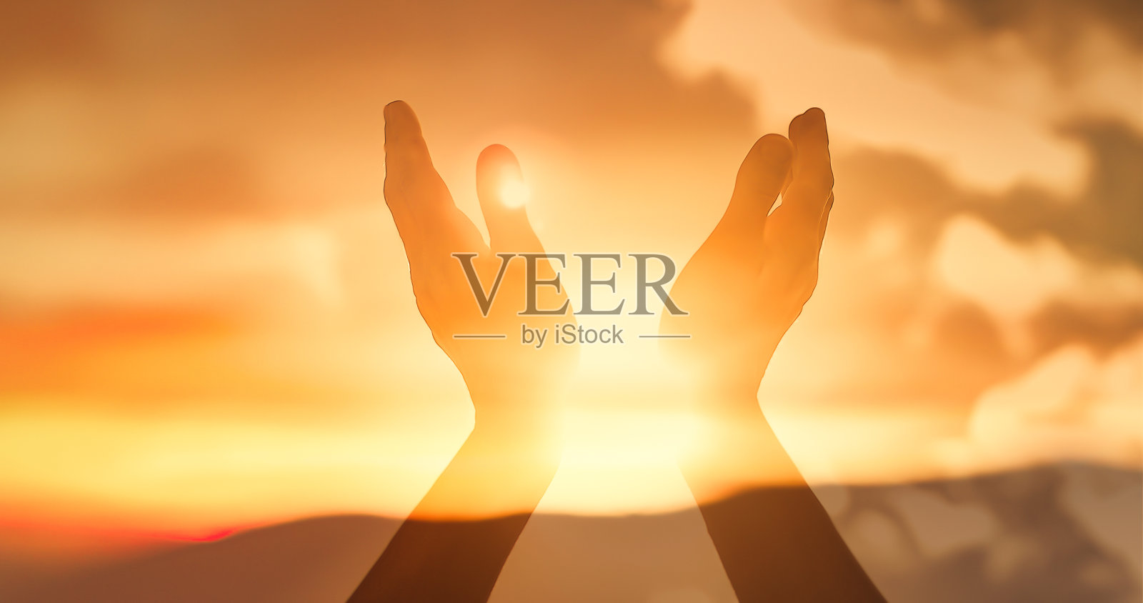 敬拜的双手伸向天空。照片摄影图片