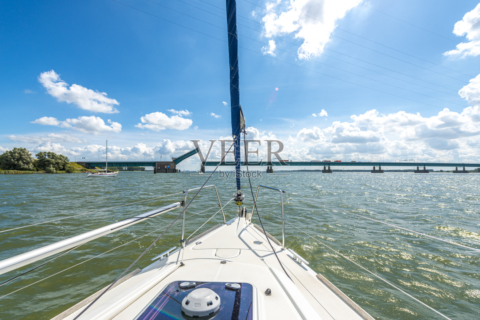 航行在海上，航行回家。照片摄影图片