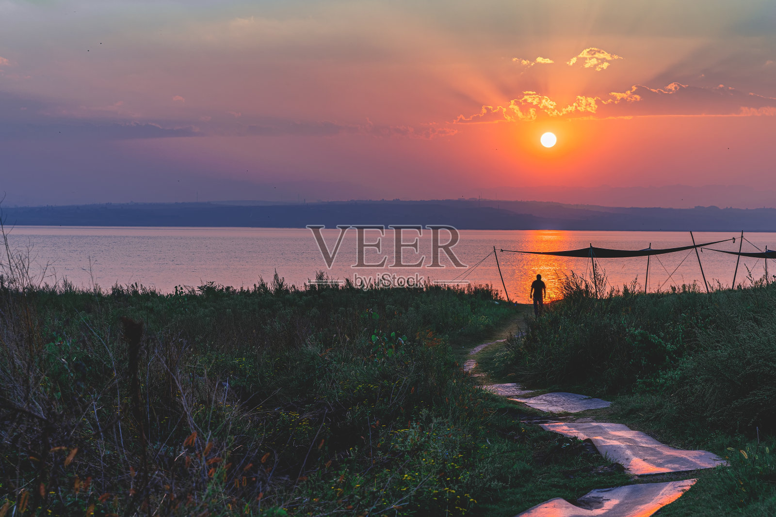 《夕阳下的湖》照片摄影图片