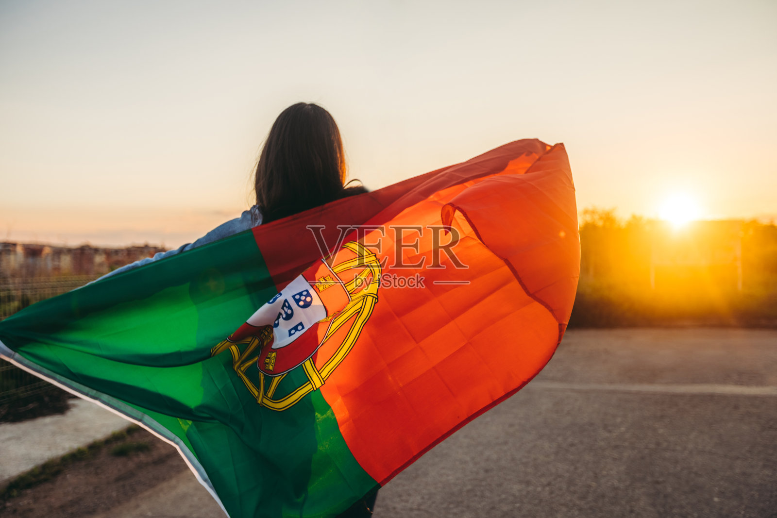 女人在户外挥舞葡萄牙国旗照片摄影图片
