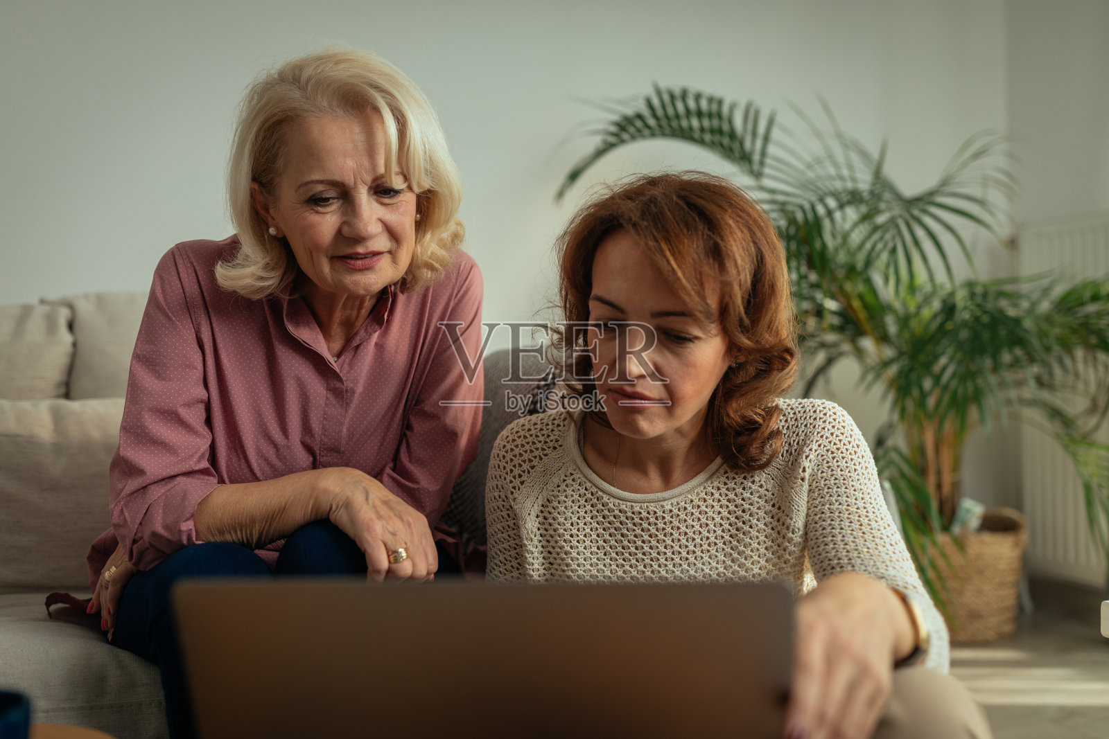 他们喜欢他们的数字玩具照片摄影图片