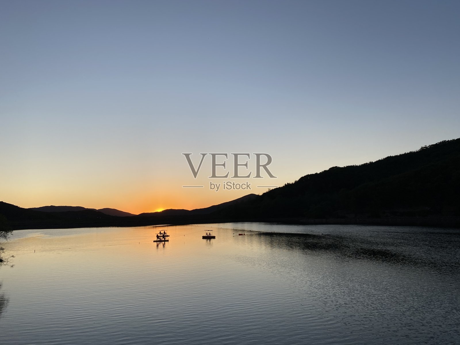 湖上秋日日落，鸭舟照片摄影图片