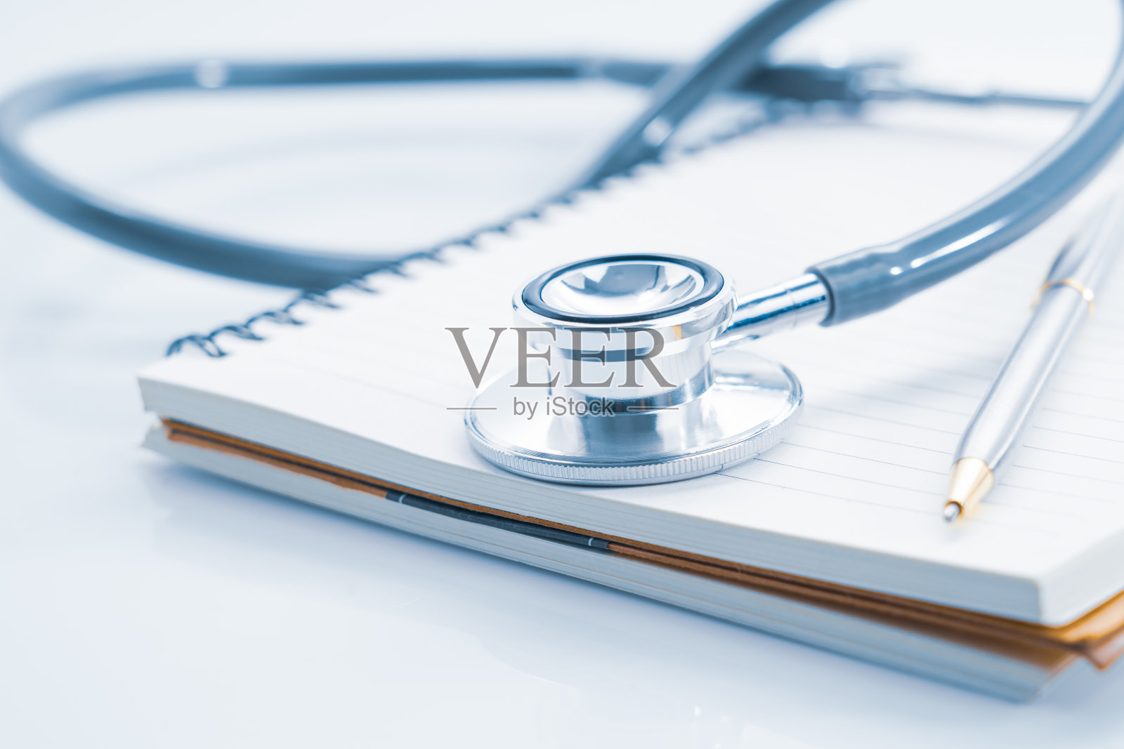 听诊器在空白记事本上照片摄影图片