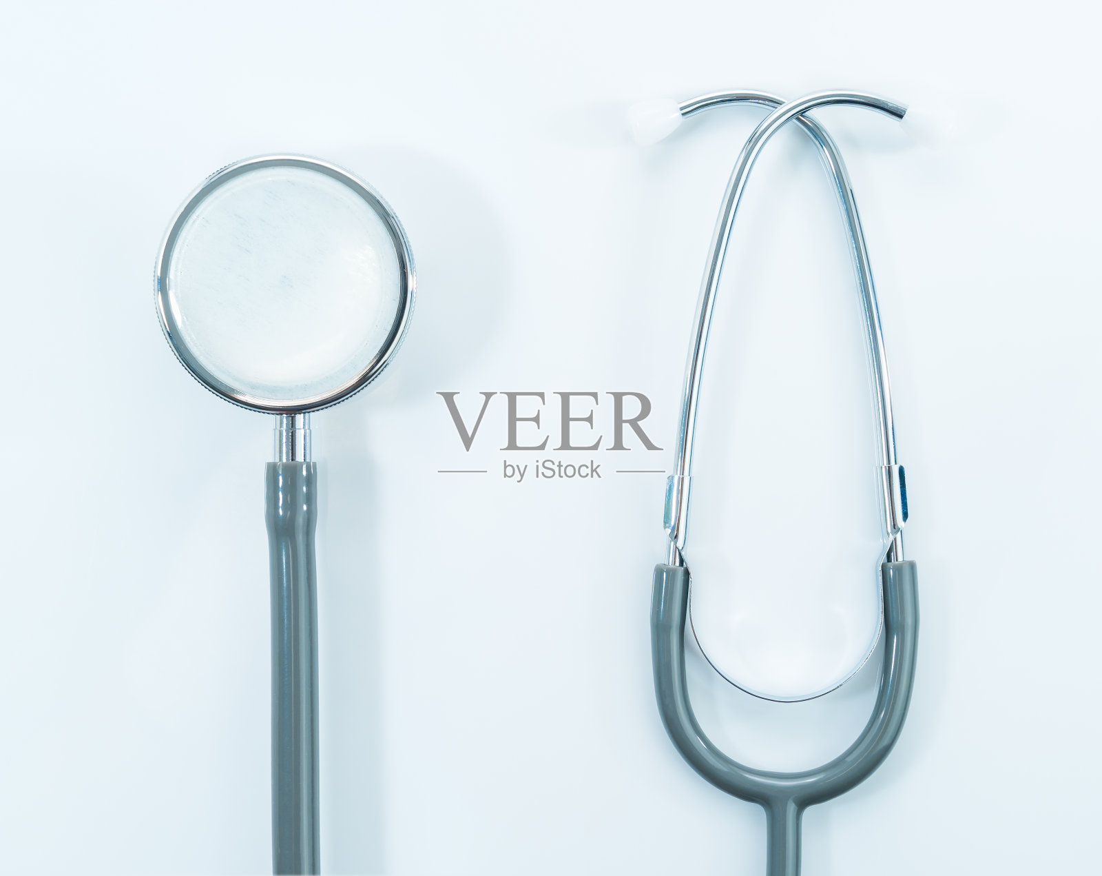 医生检查用听诊器放在桌上照片摄影图片