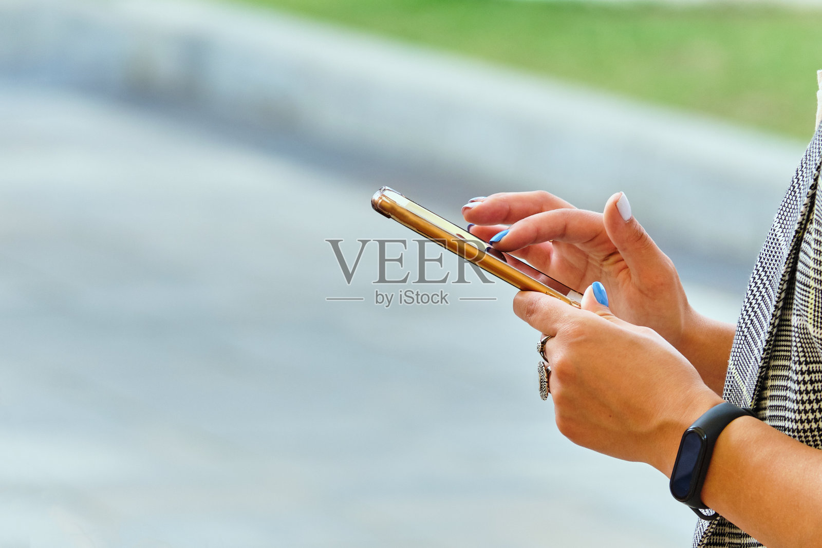 有人在街上使用现代智能手机照片摄影图片