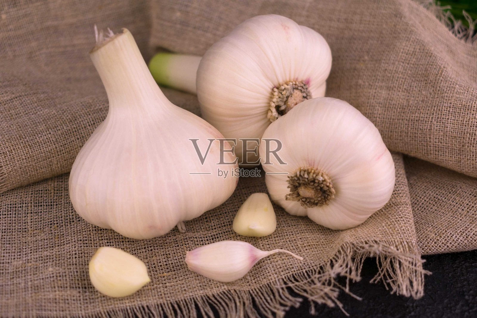 亚麻餐巾上的蒜。特写镜头。照片摄影图片