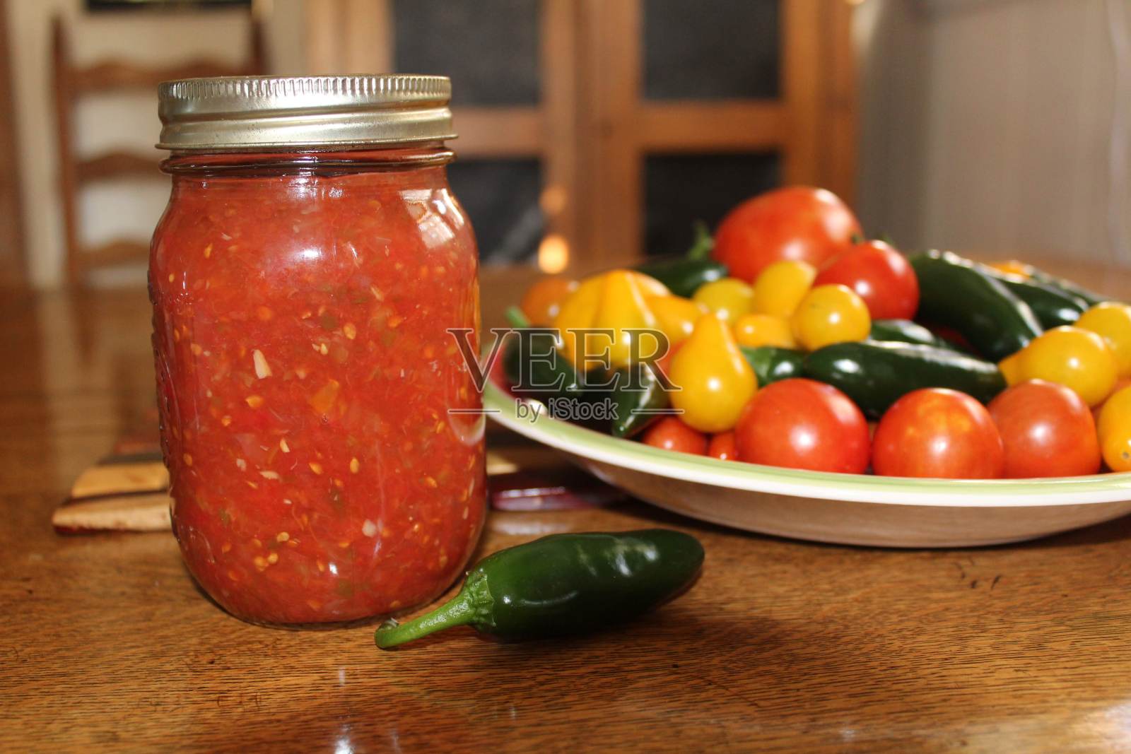 家用玻璃罐子装的莎莎酱照片摄影图片