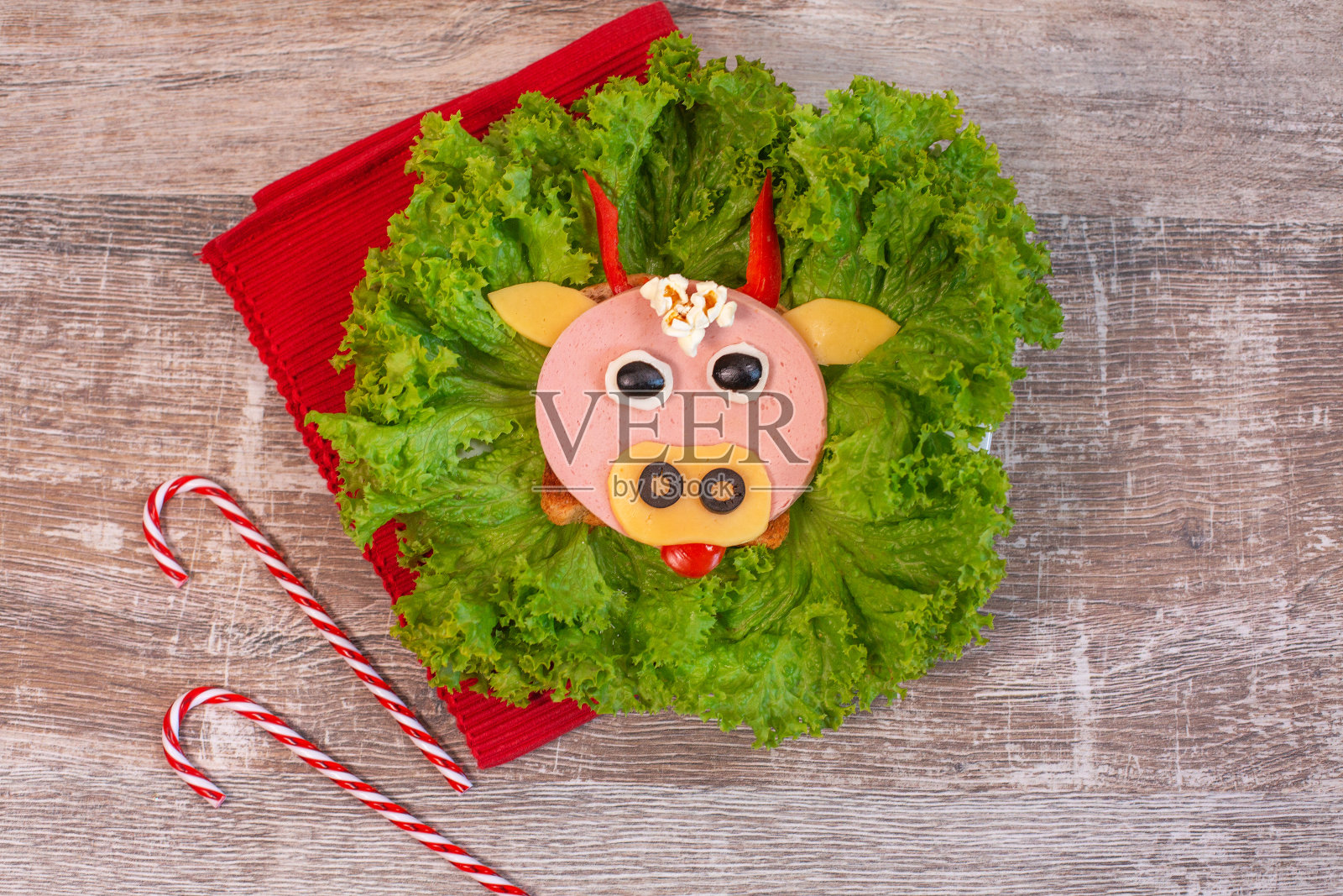 圣诞儿童三明治创意与可食用的2021年公牛象征照片摄影图片