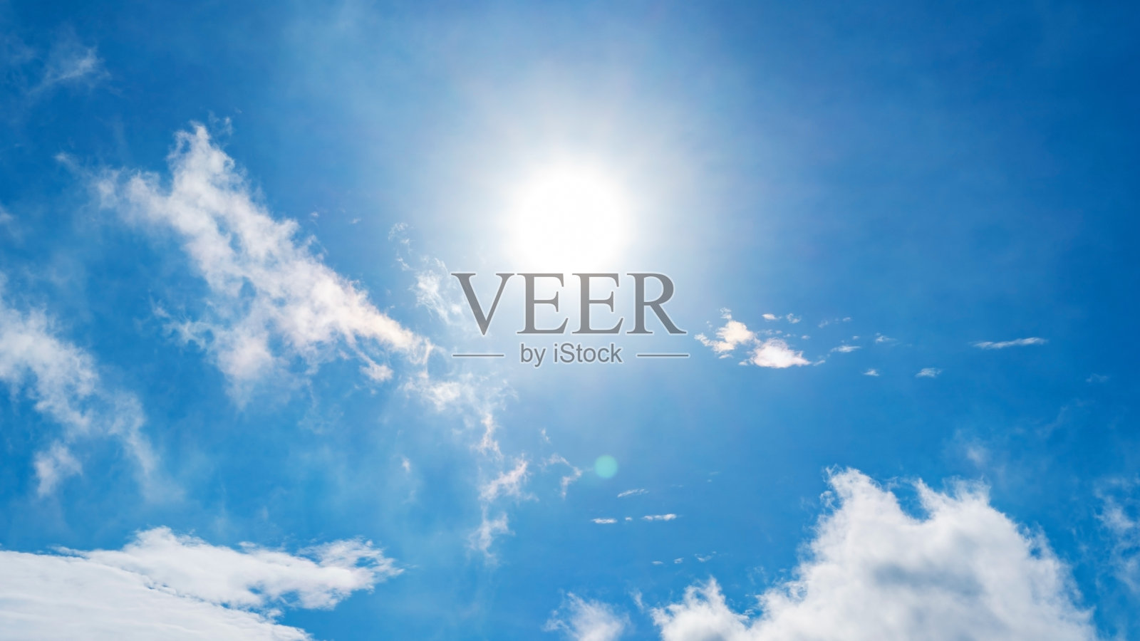 自然背景的云与清澈的蓝天背景和太阳与镜头耀斑。照片摄影图片