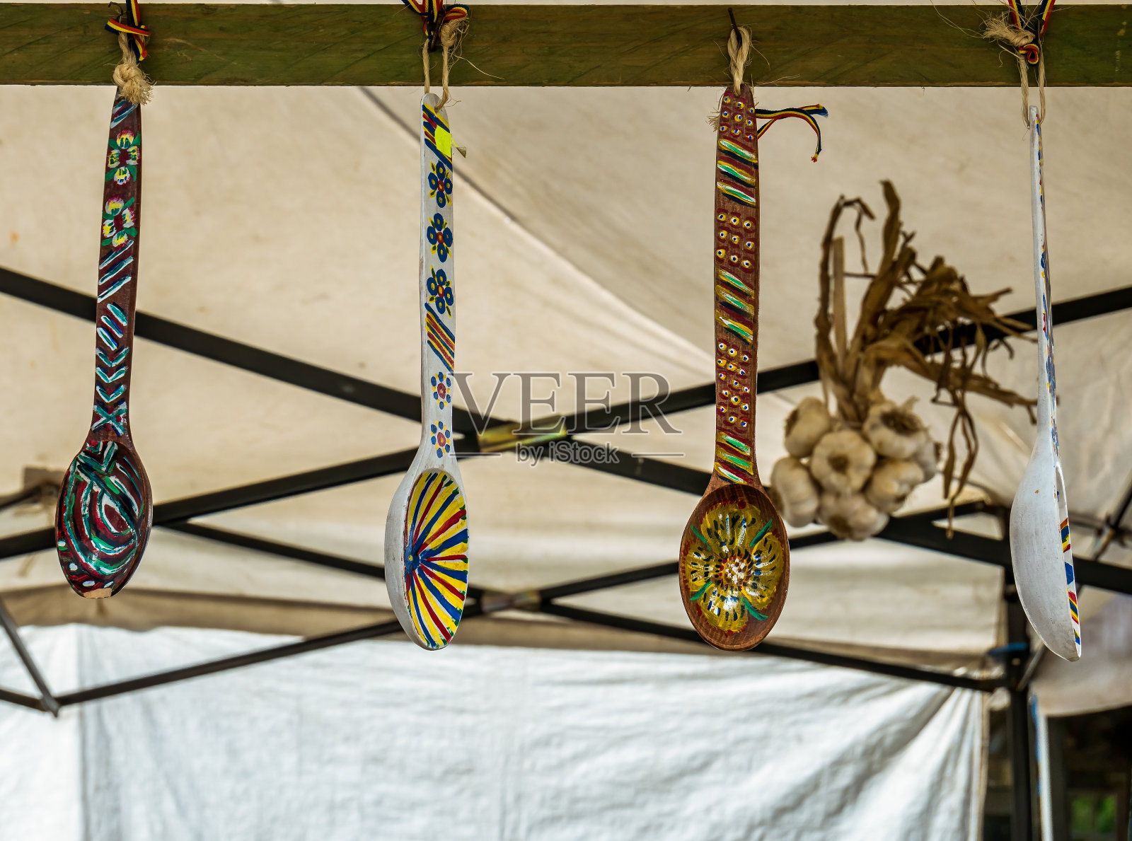 手工绘制的传统罗马尼亚汤匙展示照片摄影图片