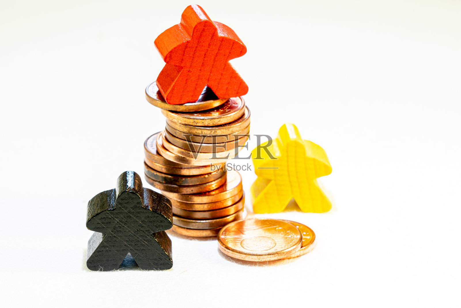 硬币堆在meeple上面，成功的概念照片摄影图片