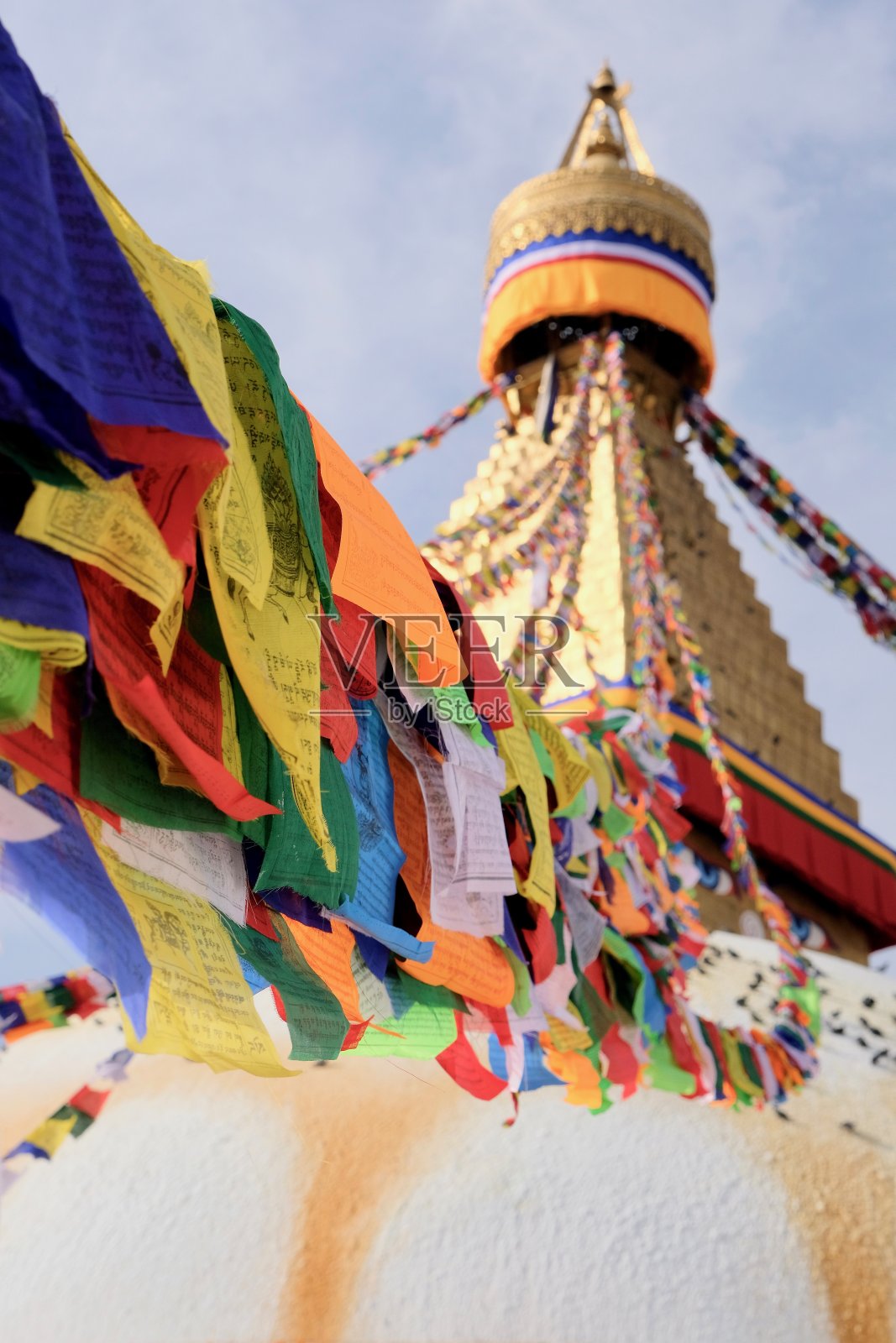 尼泊尔加德满都，博达纳特寺塔上的彩旗祈祷照片摄影图片