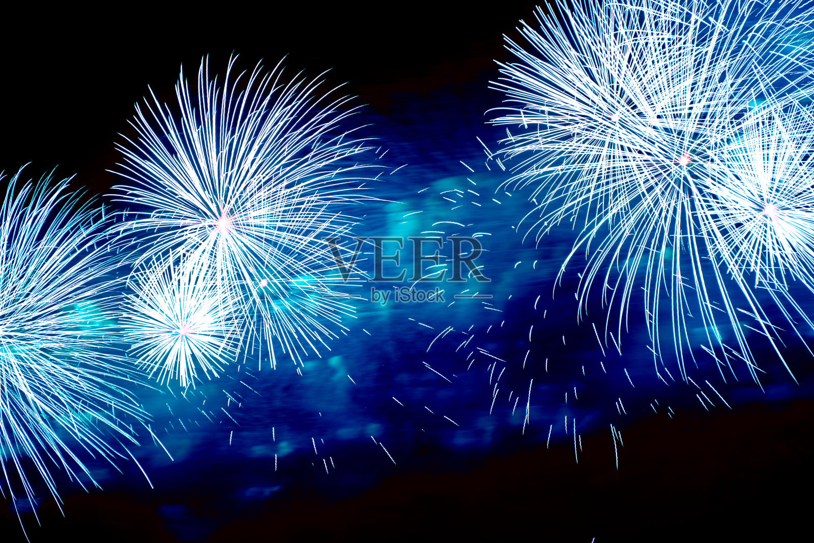 蓝色的烟花，黑色的夜空背景照片摄影图片