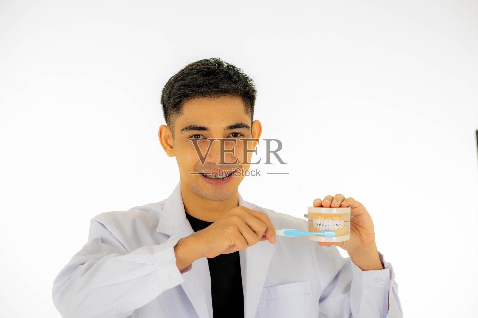 肖像的人亚洲牙医孤立站在白色背景复制空间照片摄影图片