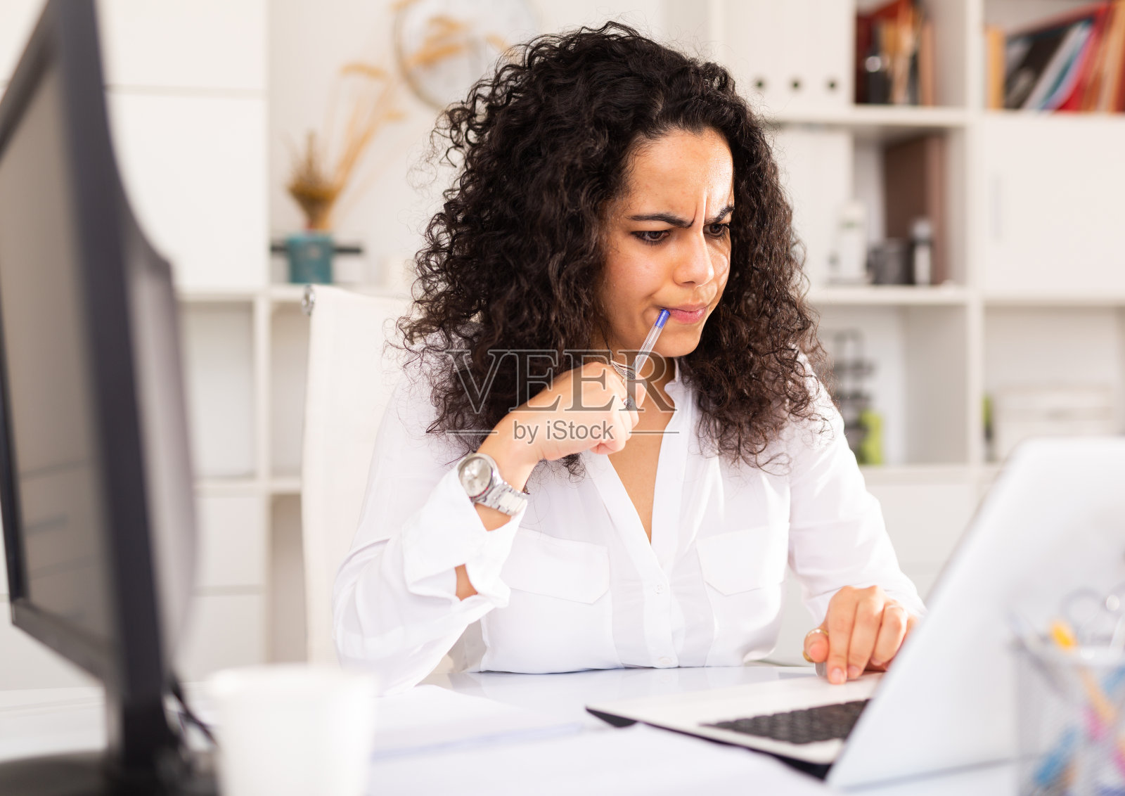 对处理文件的年轻女商人感到沮丧照片摄影图片