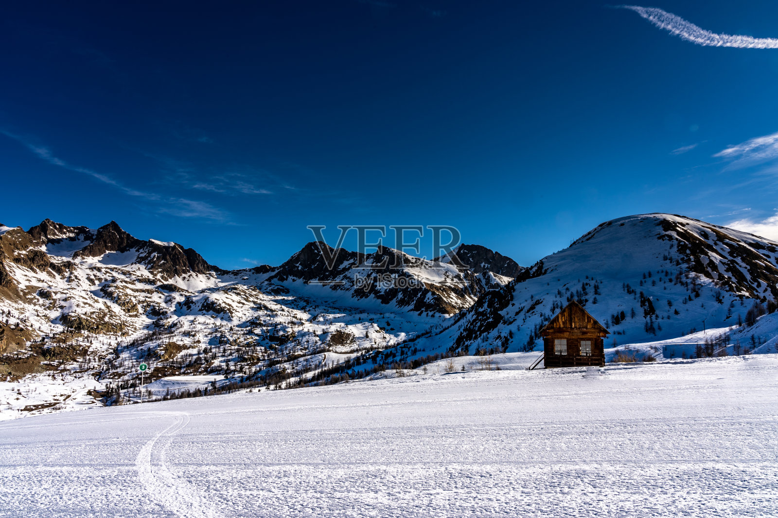 2000年，法国isola滑雪场山上的木屋照片摄影图片