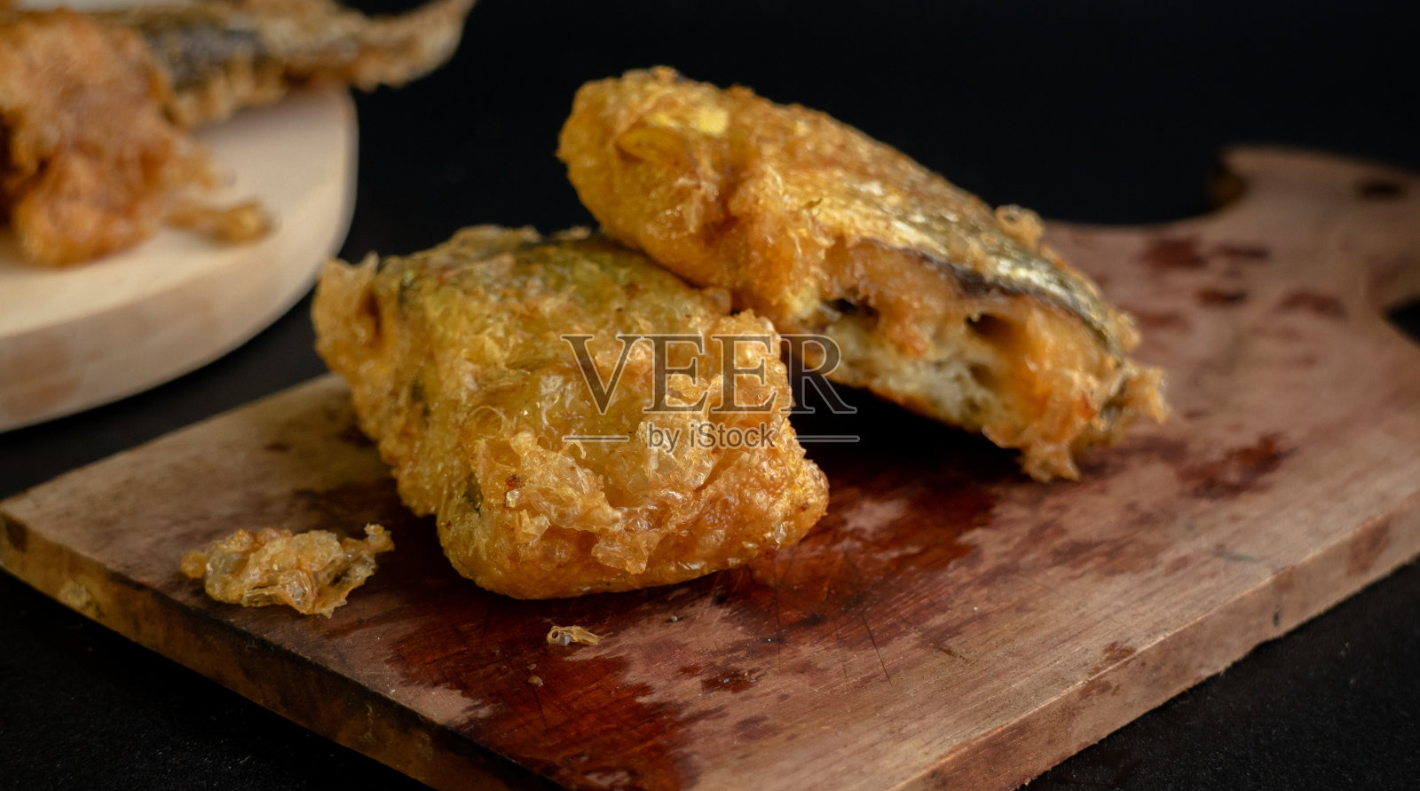 Bandeng转眼间炒饭。炸嫩骨乳鱼配传统配菜照片摄影图片