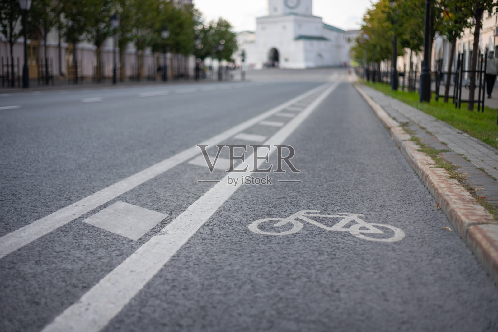 自行车小路上的路牌，景深浅。照片摄影图片