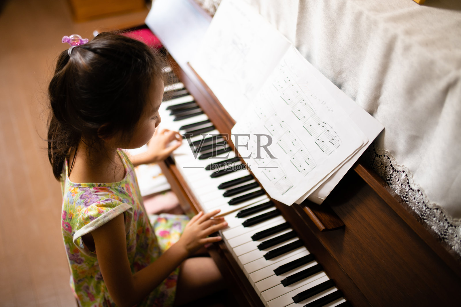 孩子们想弹钢琴照片摄影图片