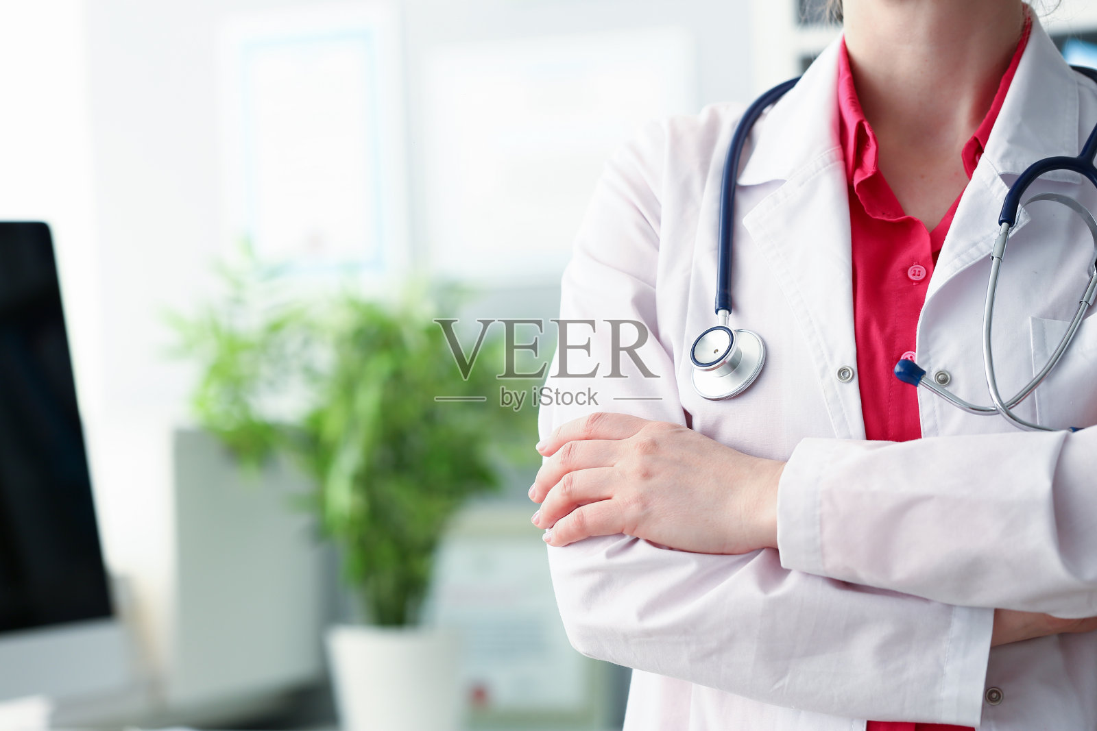 合格的医务人员在病房接受病人照片摄影图片