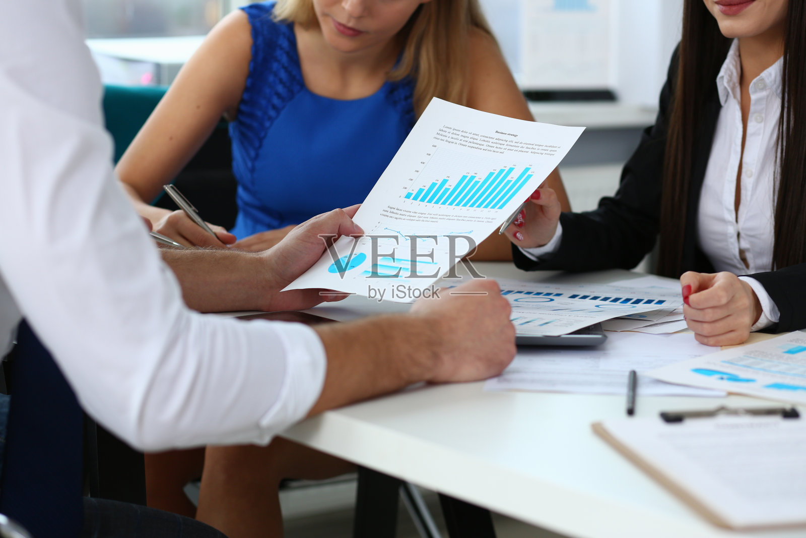 一群人一起做他们的项目照片摄影图片