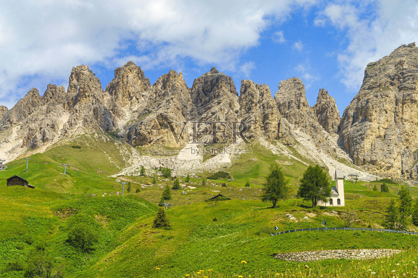 山景沿着路到Gardena pass, Dolomites照片摄影图片