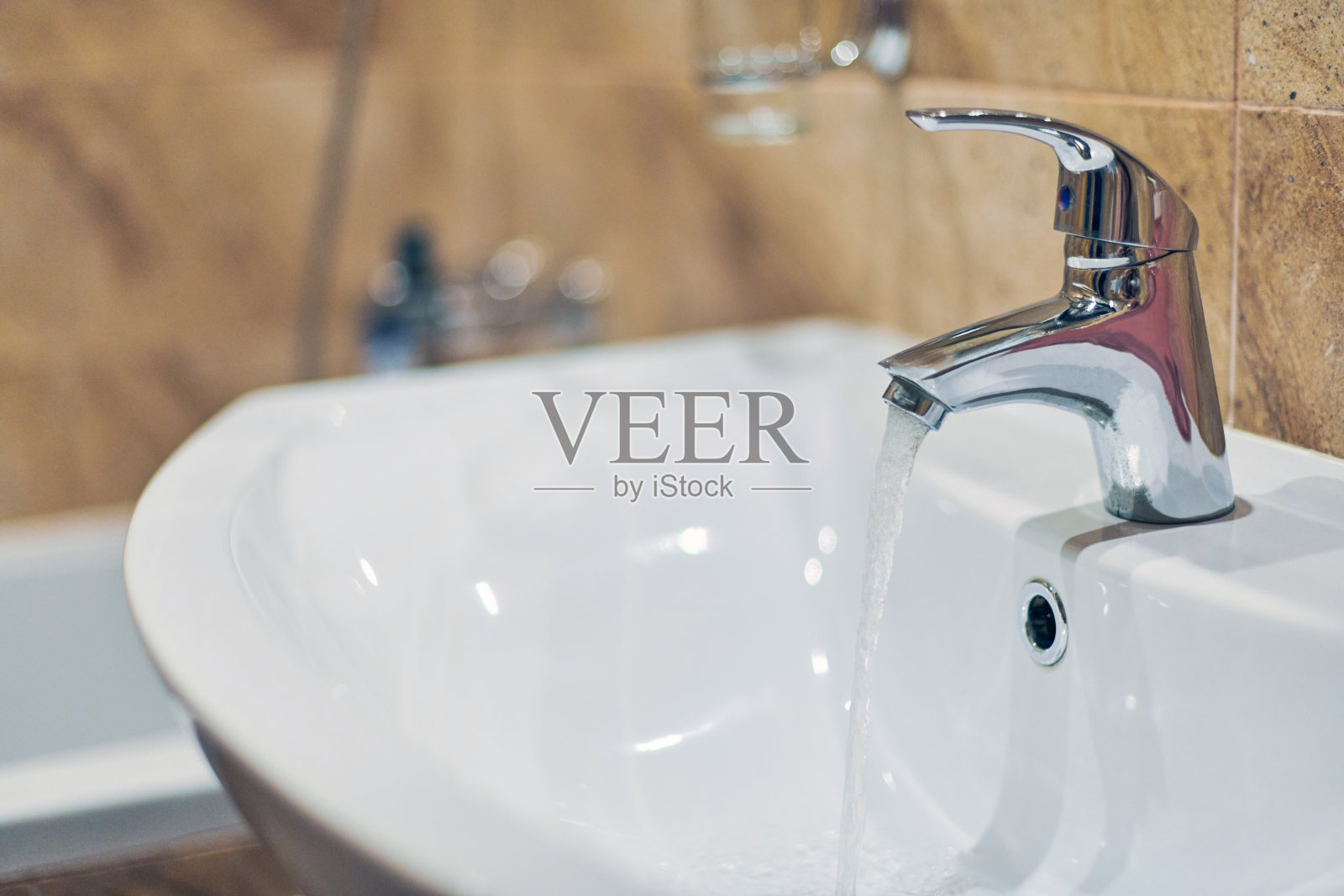 浴室内部的水龙头。照片摄影图片