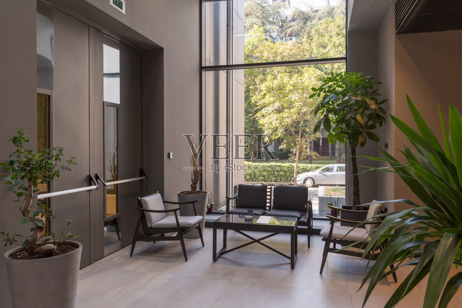 一个空的现代酒店休息室咖啡厅的内部照片摄影图片