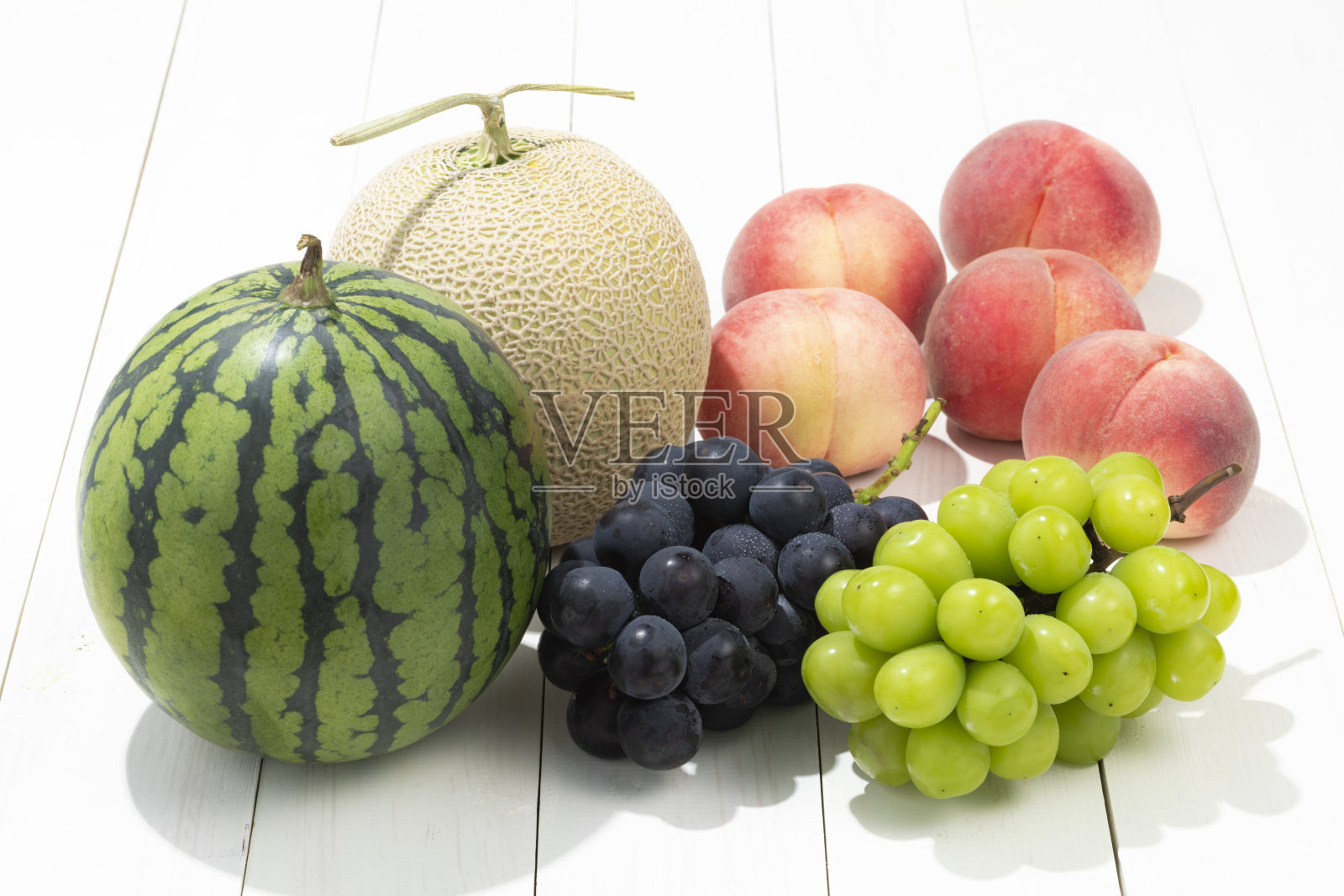 夏日水果在白板上。照片摄影图片