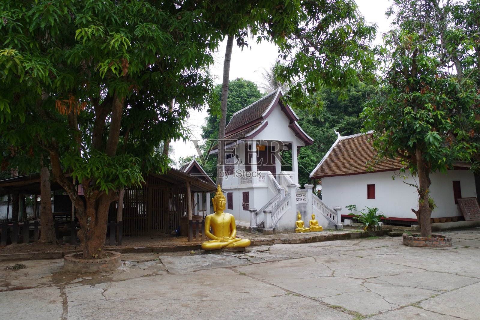 琅勃拉邦的一座佛教寺庙照片摄影图片