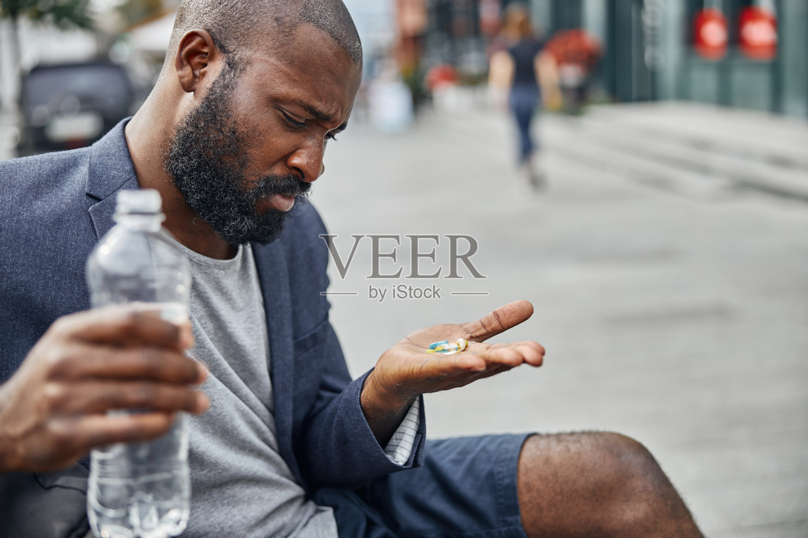 严肃的年轻人看着他的手掌照片摄影图片