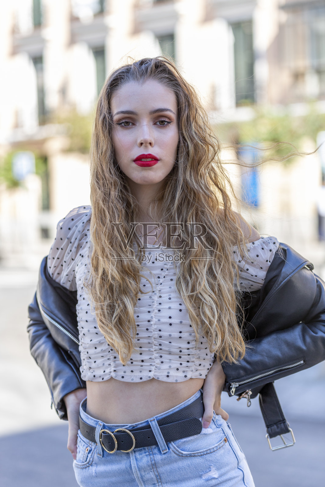 女模特在马德里首都的城市环境中摆姿势照片摄影图片