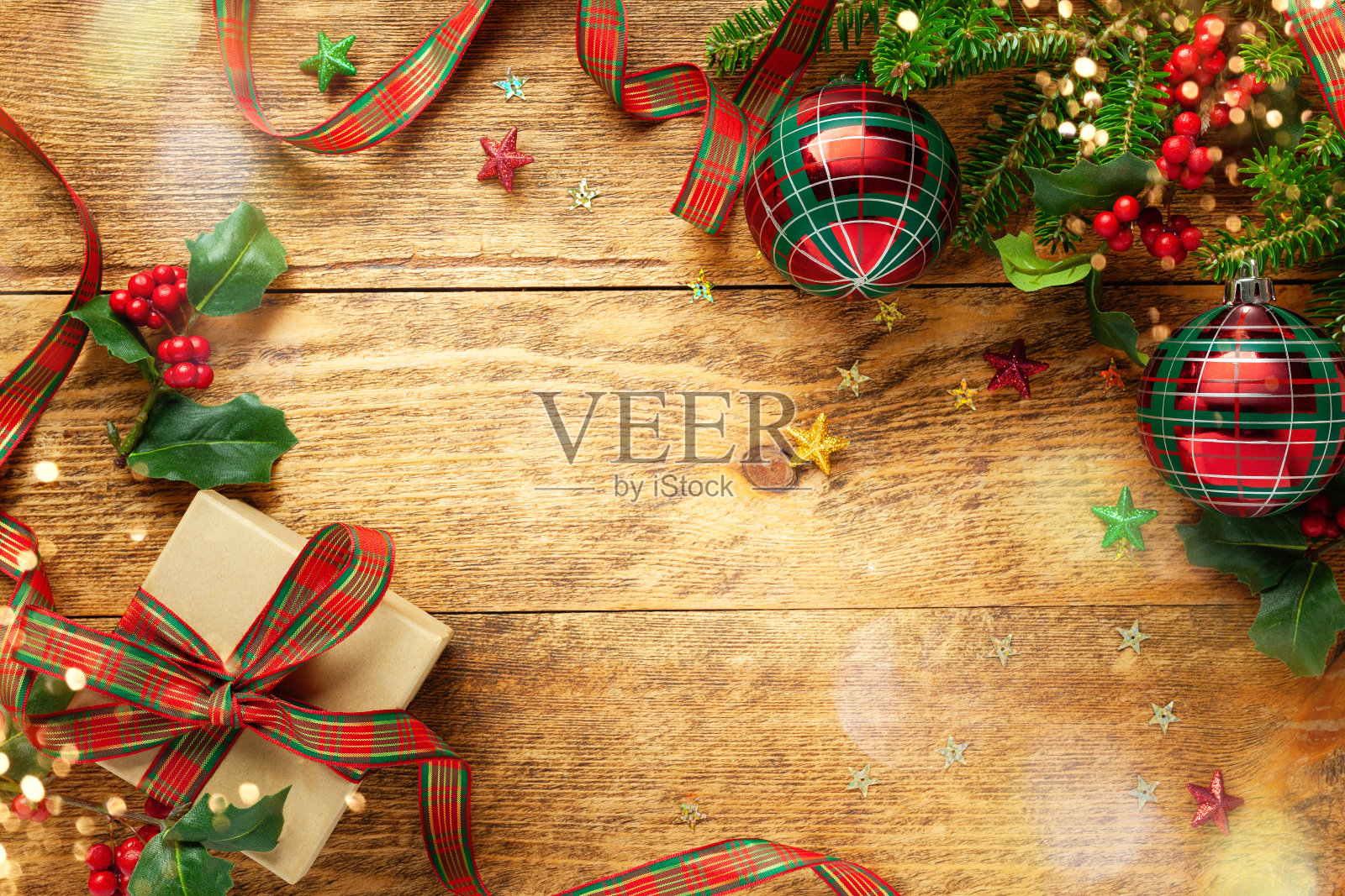 圣诞背景有圣诞装饰物，冬青树枝照片摄影图片