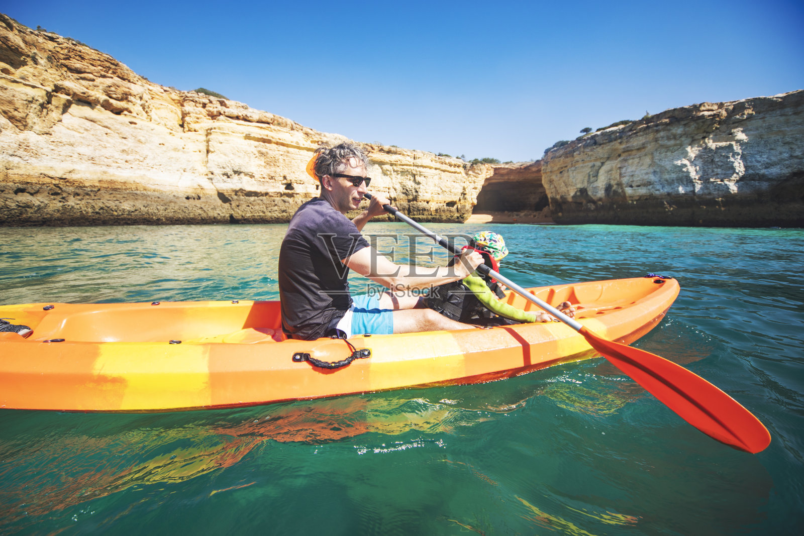 父亲和儿子一起划皮艇照片摄影图片