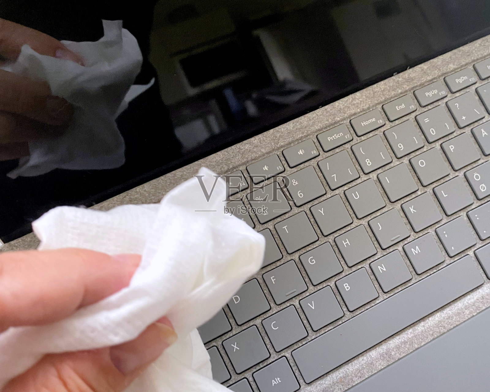 键盘经常被传染性微生物污染。照片摄影图片