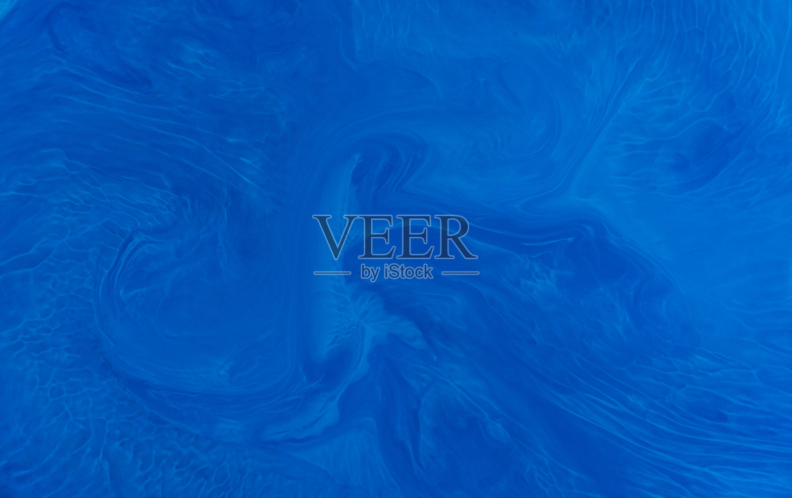 抽象色彩的颜料，墨水爆炸扩散，迷幻爆炸运动。柔和的色彩，抽象的构图。丙烯酸纹理与蓝色大理石花纹背景照片摄影图片