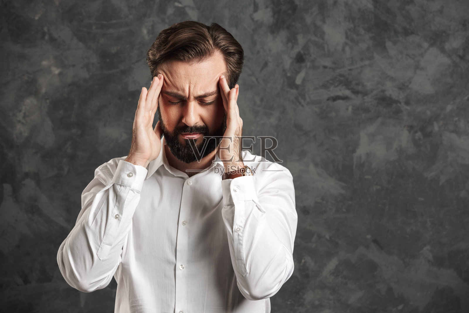 有思想的留着胡子的头痛商人照片摄影图片