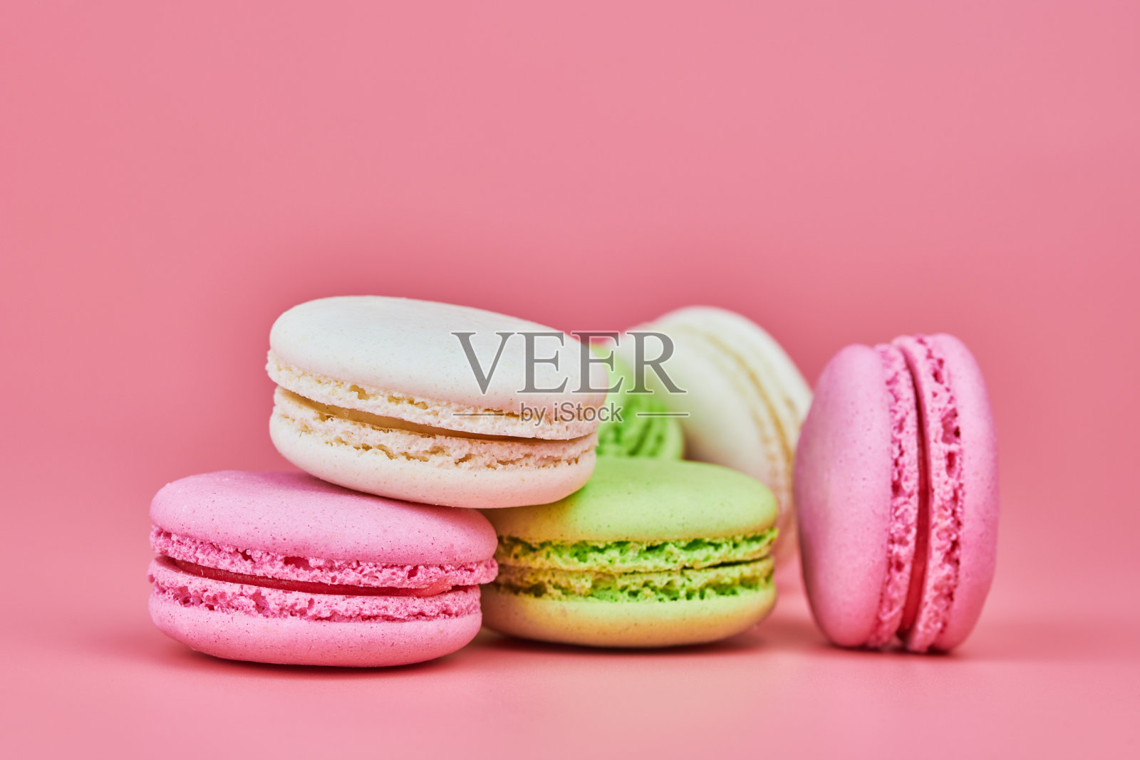 粉红背景上的杏仁饼干照片摄影图片