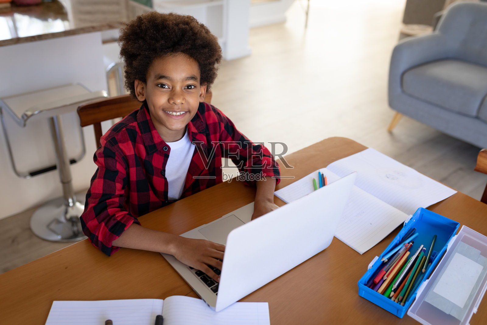 男孩在家用笔记本电脑的肖像照片摄影图片