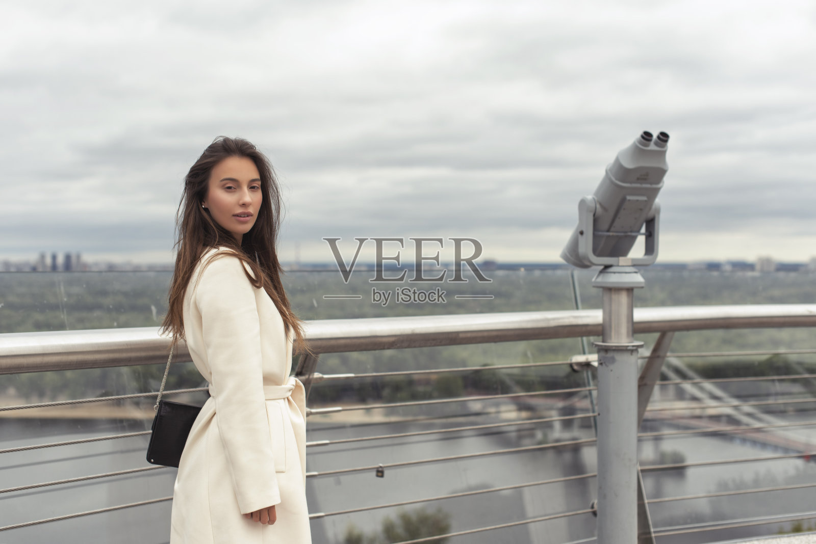 夏天在阴天散步照片摄影图片