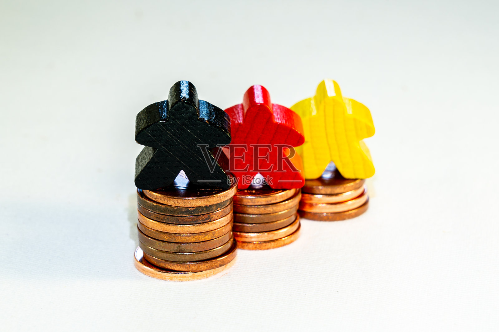 财务成功的概念与雕像上的欧元美分照片摄影图片