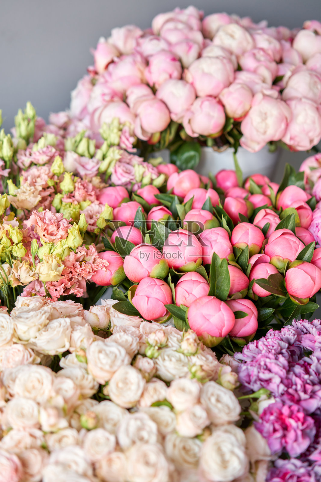 花店的架子或木桌上有许多不同的颜色。展示。背景混合鲜花。美丽的花目录或网上商店。照片摄影图片