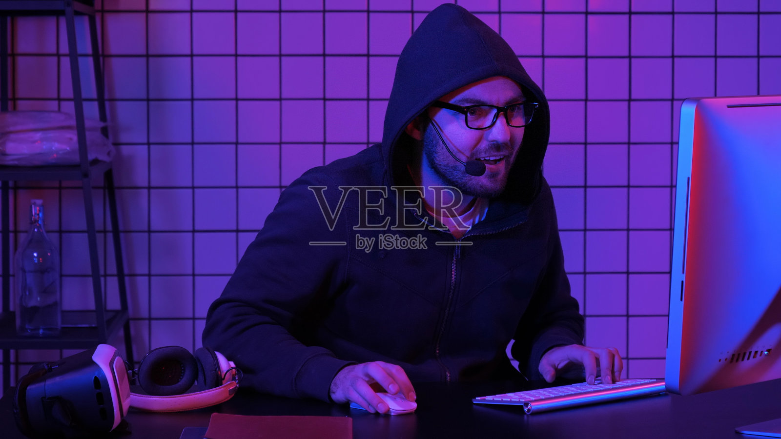 非常情绪化的玩电子游戏和压力照片摄影图片