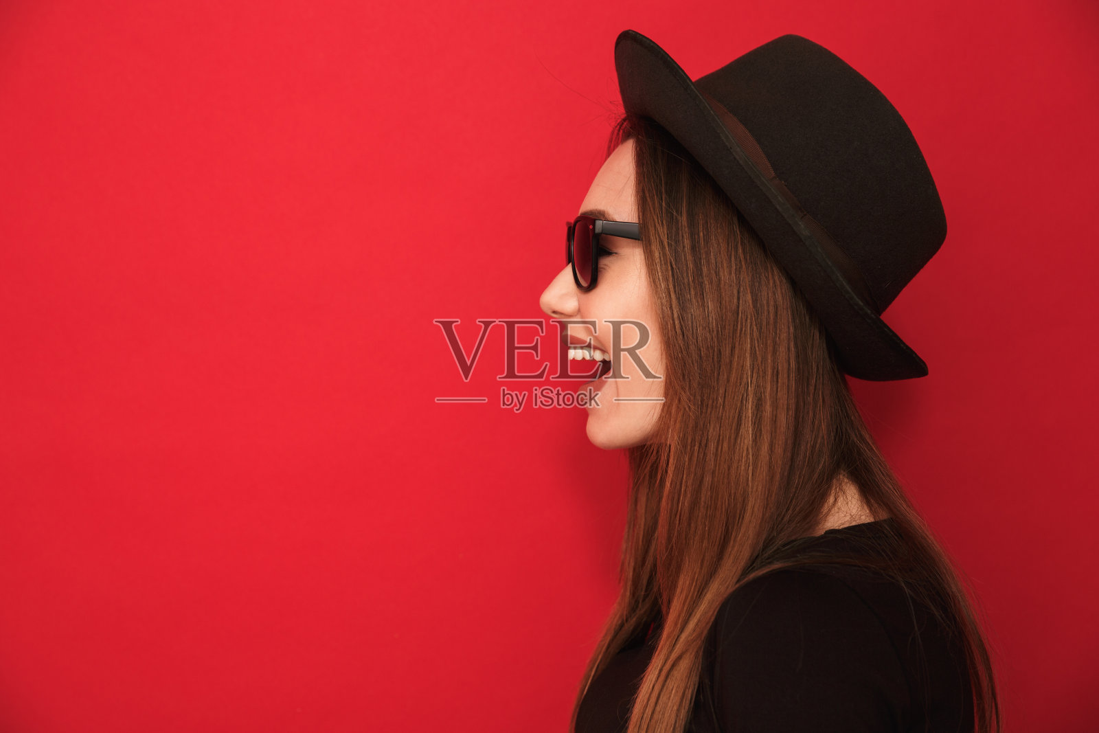 侧面图片的可爱的年轻女子照片摄影图片