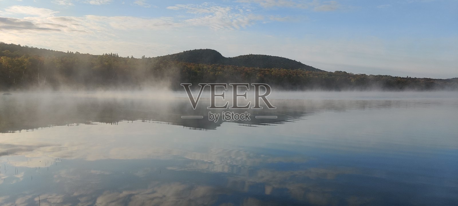 水面上的雾照片摄影图片