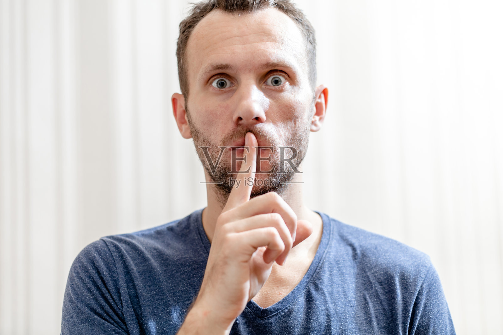 年轻人示意不说话。秘密和神秘照片摄影图片