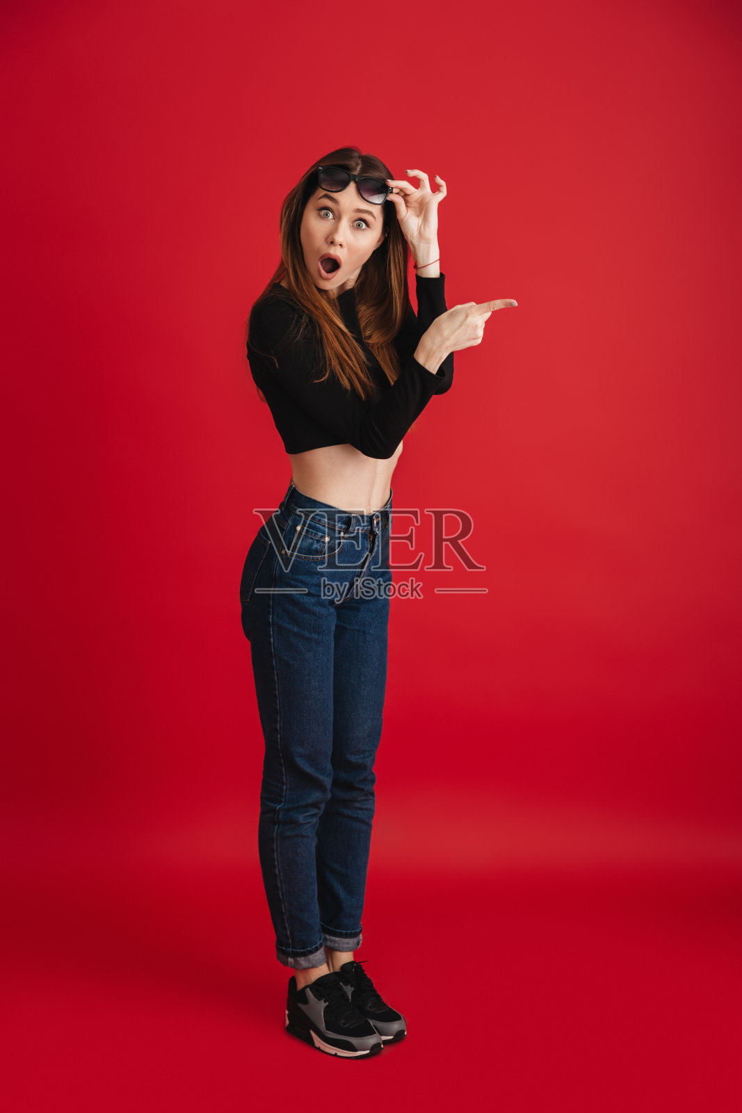 一个震惊的时尚女孩的全长肖像和照片摄影图片